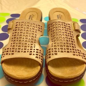 Clarks slip ons Light tan